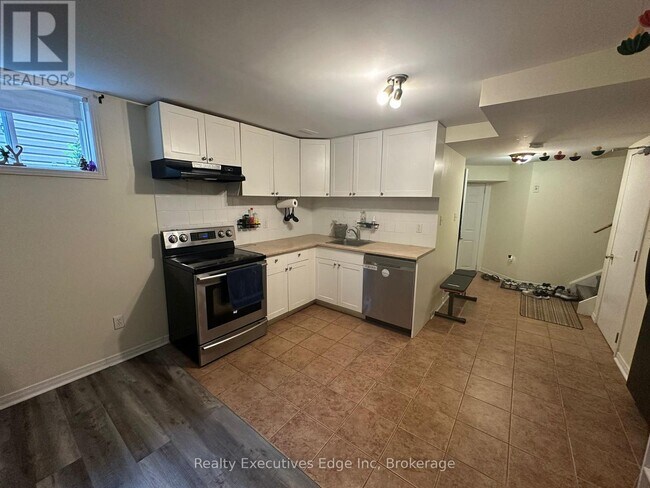 Photo du bâtiment - 242 Farley Dr