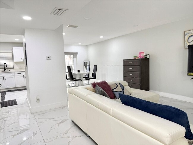 Foto del edificio - 5118 Tennis Ct Cir