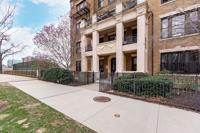 Building Photo - 448 Park Dr
