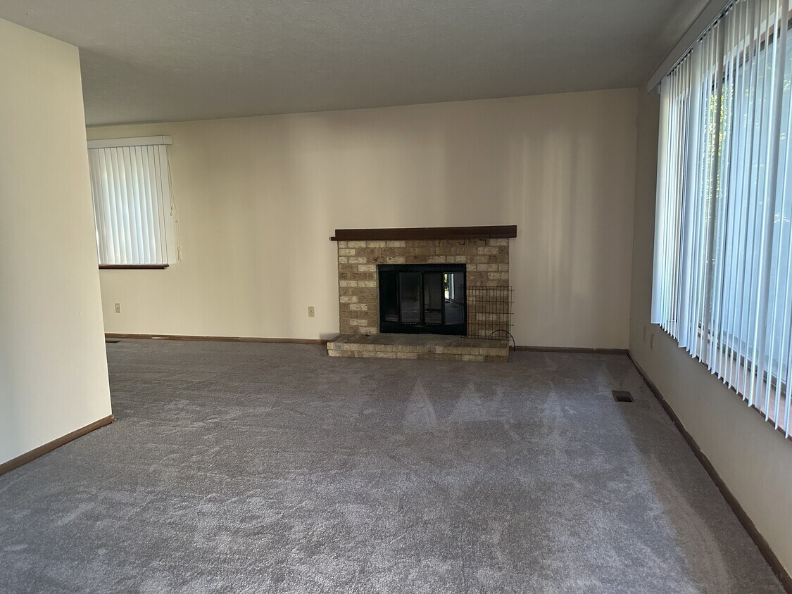 Building Photo - 2163 Woodleaf Ct