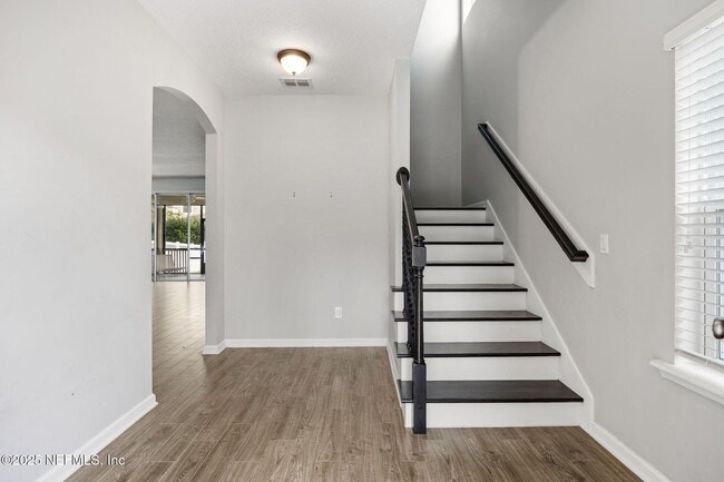 Foto del edificio - 92 Fernbrook Dr