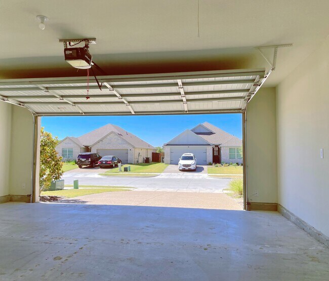 Building Photo - 4008 Mockingbird Ln