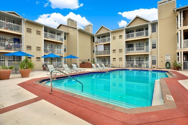 Condo Pool - 1000 W Horatio St Apartment