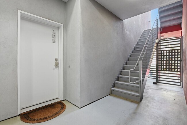 Building Photo - Furnished 2 bedroom