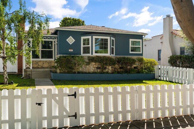 Fachada de la casa con patio cercado. - 2451 22nd St