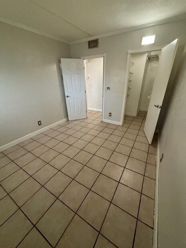 Building Photo - 1301 N 12th Ct