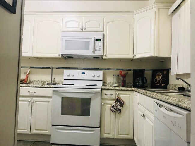 Building Photo - 324 E Spruce Ave