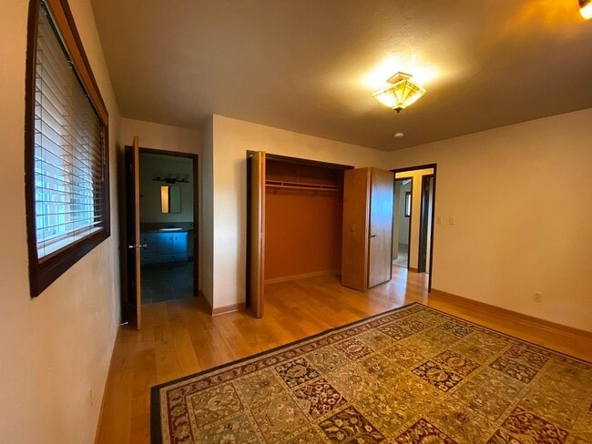 Building Photo - 260 Stagecoach Dr