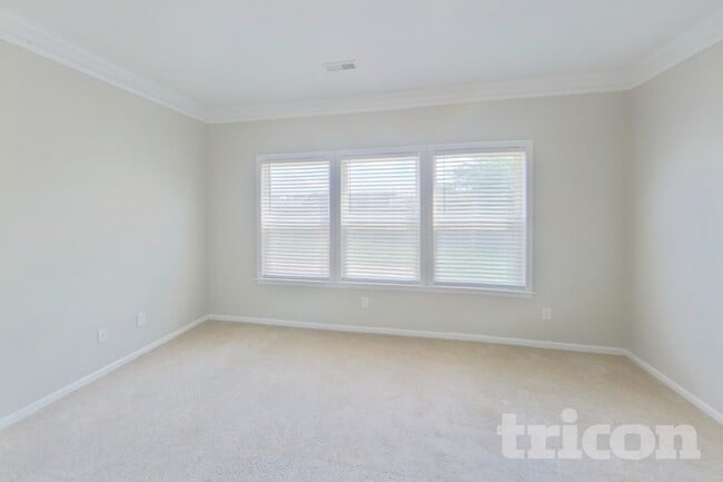 Building Photo - 527 W Saddletree Dr