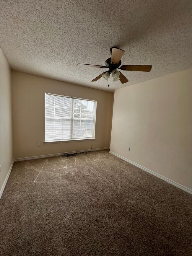 Building Photo - 202 Johnson Court Crestview, FL 32539