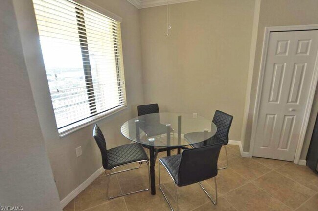 Foto del edificio - Golfer's Paradise - this Penthouse Floor 2/2 waterfront\golf course view has golf transfer member...