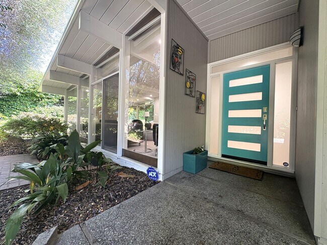 Foto del edificio - Eichler-Style Gem in Desirable Triple El N...