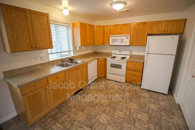 Building Photo - 3560 Deloy Dr