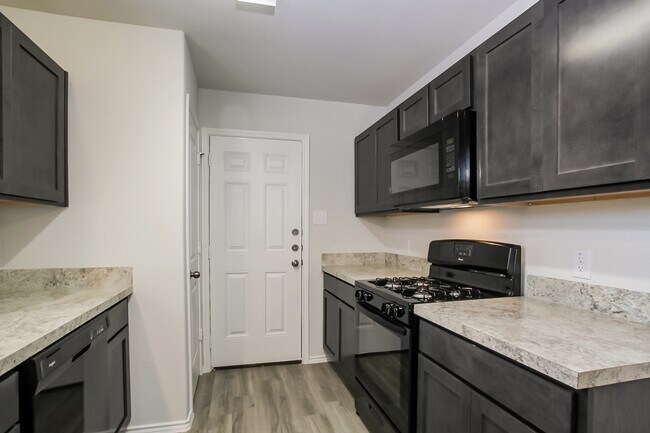 Foto del edificio - 8810 Lar Ree Oaks Cir