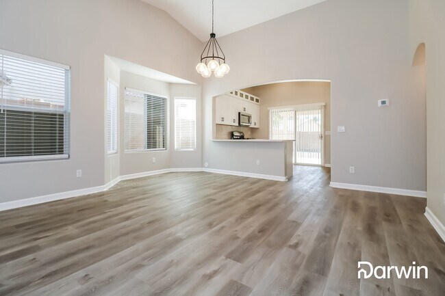 Foto del edificio - 7225 W Crown King Rd, Phoenix, AZ 85043