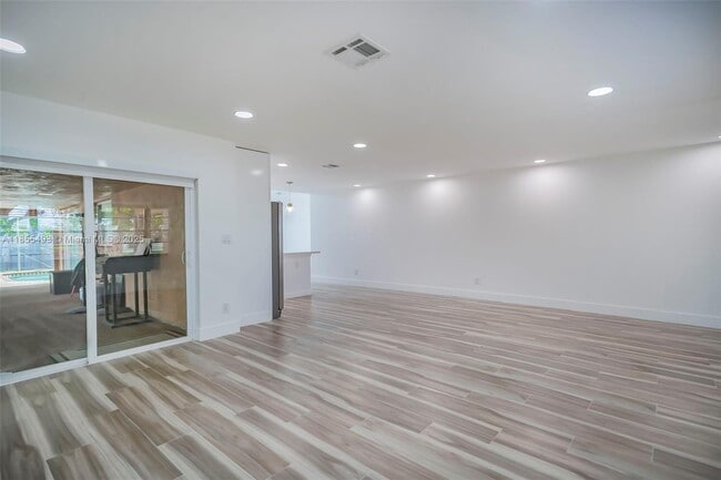 Foto del edificio - 6955 NW 18th St