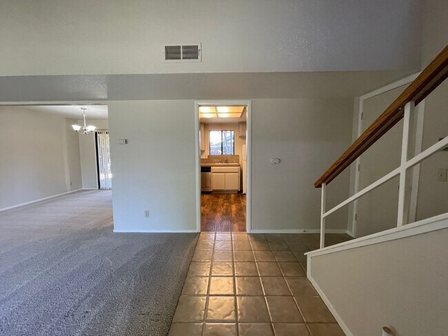 Foto del edificio - Spacious & Bright 3-Bedroom, 2 and 1/2 Bat...