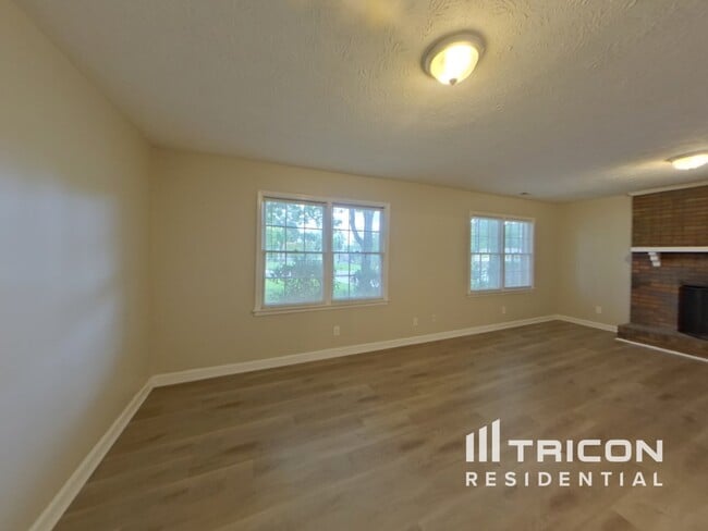 Building Photo - 2561 Falcon Ridge Dr SW