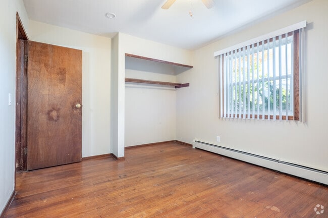 3BR, 1BA - 950SF - Bedroom - Madison Mayfair Apartments