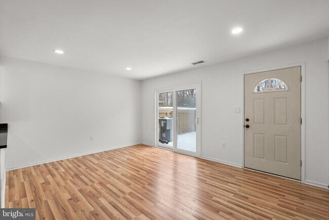 Building Photo - 9950 Forest View Pl