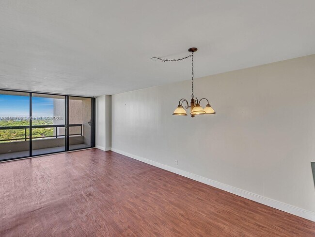 Foto del edificio - 2555 Collins Ave