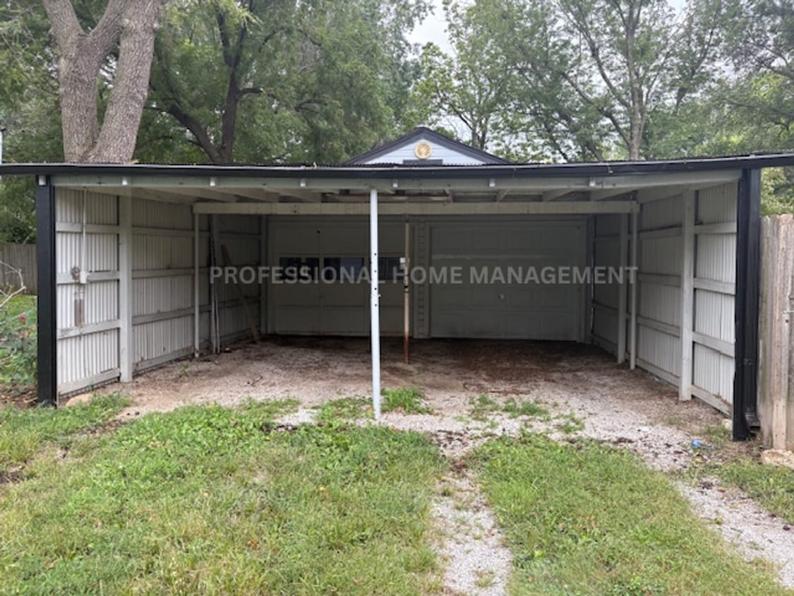 Building Photo - Charming 3 bedroom 1 bath home with 2 gara...
