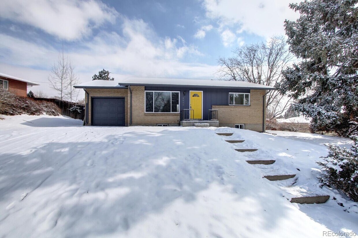 Foto principal - 2908 S Lowell Blvd
