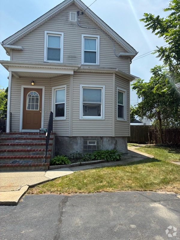 Building Photo - 320 Tinkham St