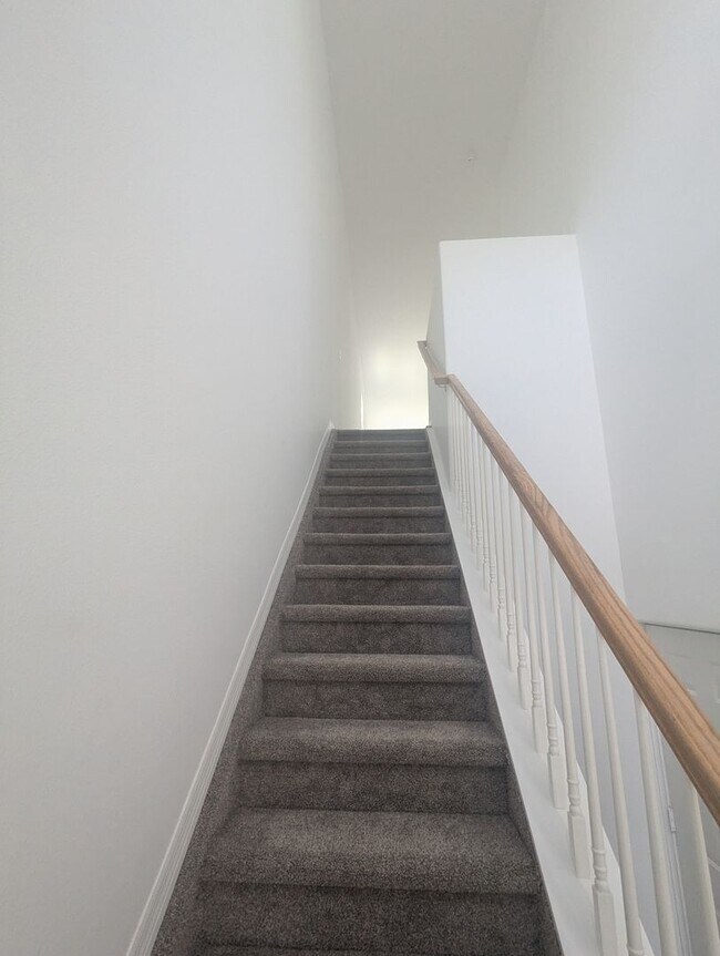 Building Photo - 3 Bedroom, 2 Bath with Private Balcony off...