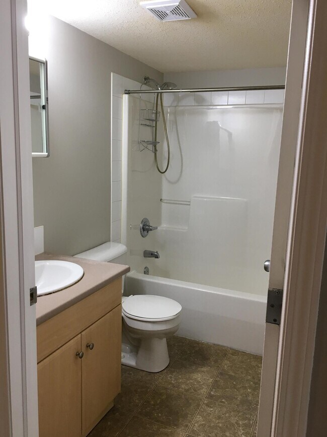 Photo du bâtiment - 2 Bed 2 Bath Unit in Fort Mcmurray, AB