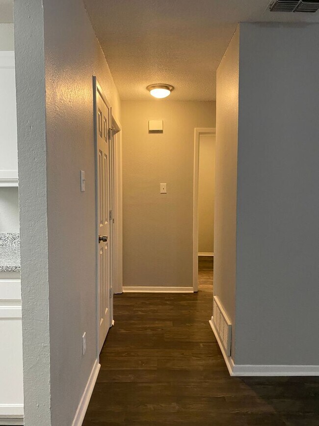 Building Photo - 2 Bedroom 1 Bathroom Unit