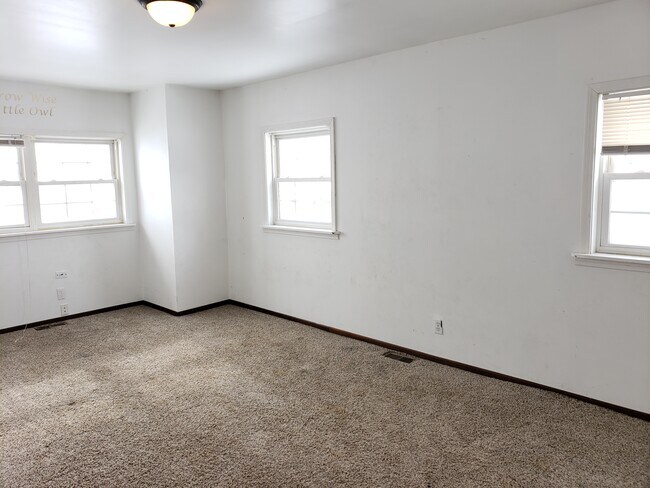 Foto del edificio - 407 N Cogswell Dr
