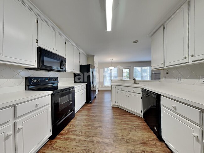 Foto del edificio - 4840 Forest Highland Dr