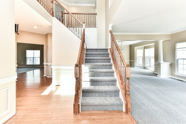 Building Photo - 604 Marshall Dr NE