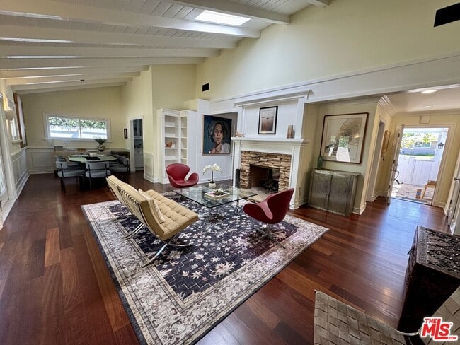 Building Photo - 1006 Las Pulgas Rd