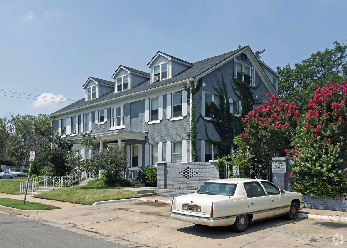 Primary Photo - Colonial Manor Apartments