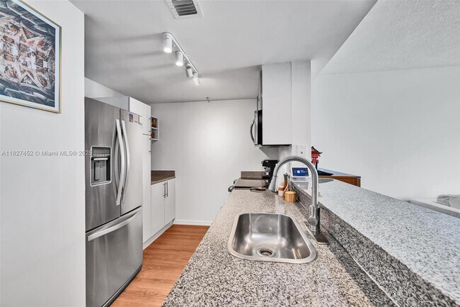 Foto del edificio - 275 NE 18th St
