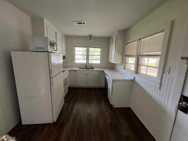 Foto del edificio - Standalone home with yard close to Square!