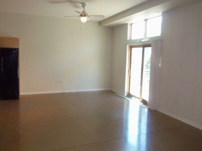 Building Photo - Cute condo on E6th in the center of everyt...