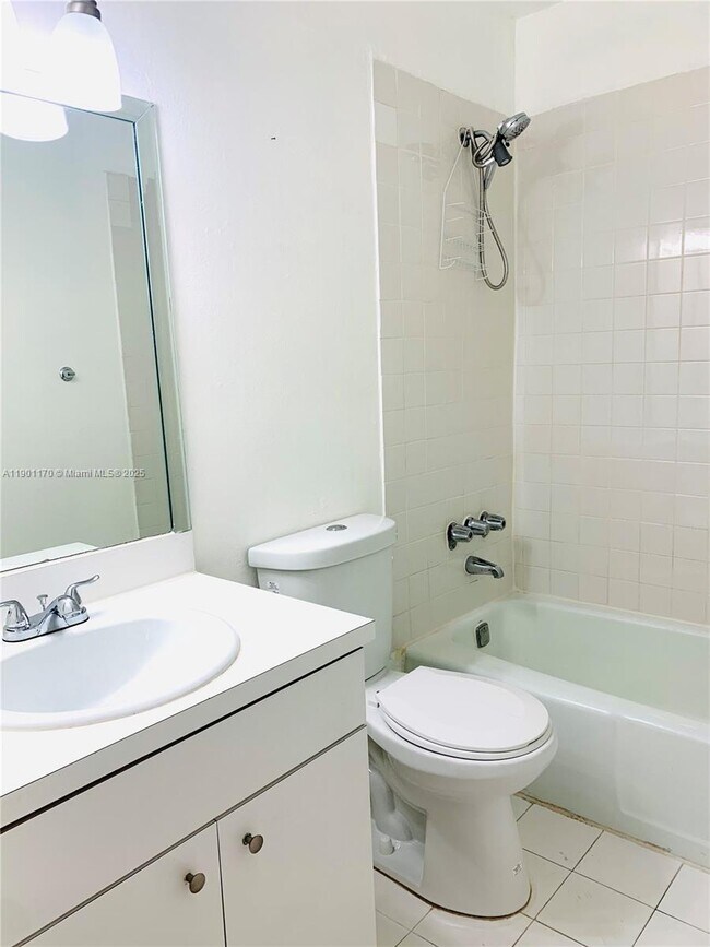 Foto del edificio - 18111 NW 68th Ave