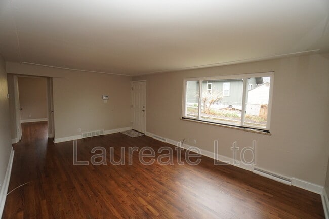 Building Photo - 2268 W Maplewood Ave
