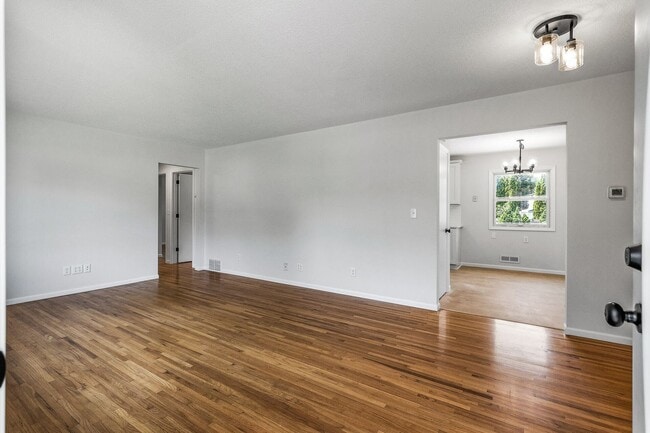 Foto del edificio - Freshly remodeled 4 Bed Rambler AV/Rosemou...