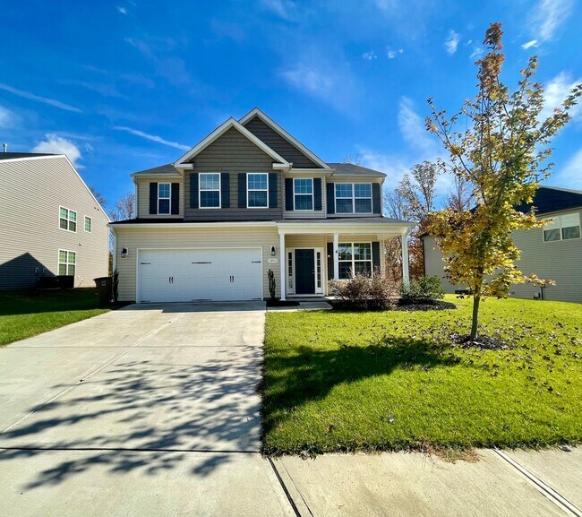 Foto del edificio - Stunning 4 Bedroom 2.5 Bathroom 2-story Home in NE Greensboro with 2 car garages