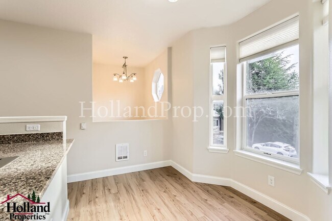 Building Photo - Beautiful 2 Bedroom Townhome Plus Bonus Ro...