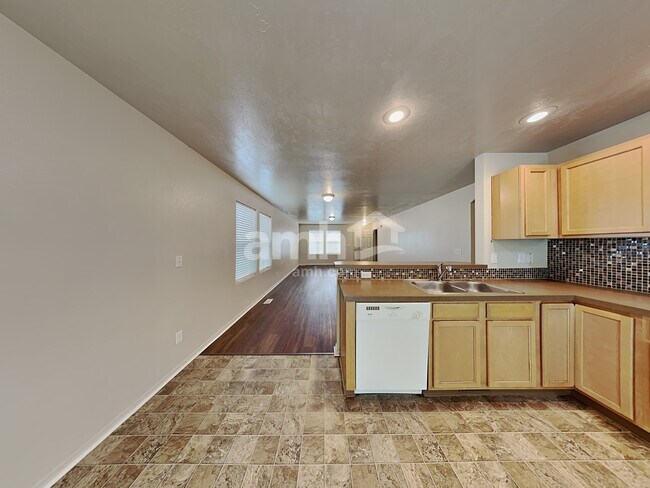Foto del edificio - 4418 N Alester Ave