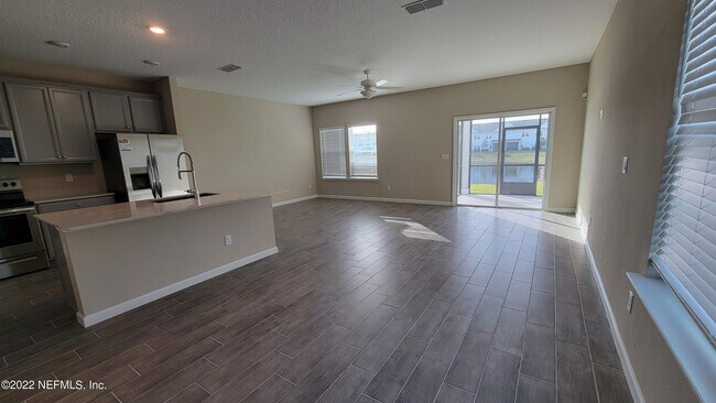 Foto del edificio - 12859 Josslyn Ln