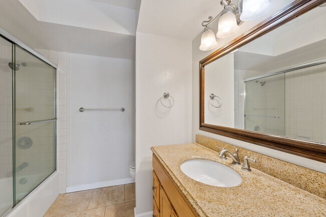 Foto del edificio - 2Br/2Ba - 1 Car Garage Townhouse in the He...
