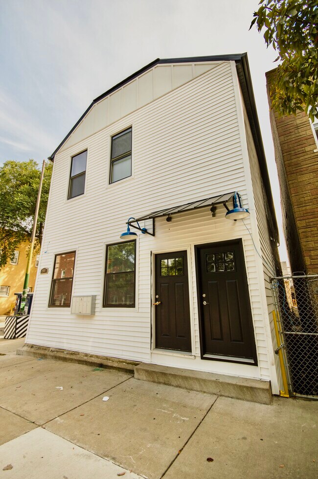 Building Photo - 1901 W 21st Pl