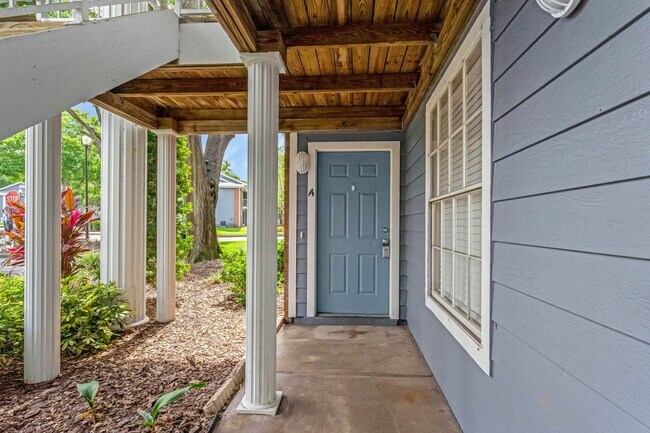 Building Photo - First Floor 2/2 Condo with private back in...