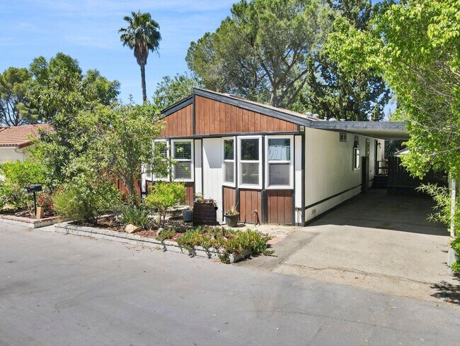 Foto del edificio - 3 Bedroom 2 Bath Home Located at the Top O...
